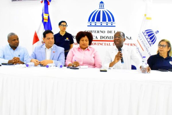 MITUR e instituciones estatales presentan oportunidades de programa emprendedores y mipymes de Pedernales