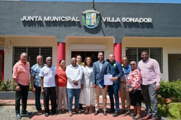Gobierno entrega más de RD 32 millones a alcaldías de Monseñor Nouel, Santiago y La Vega