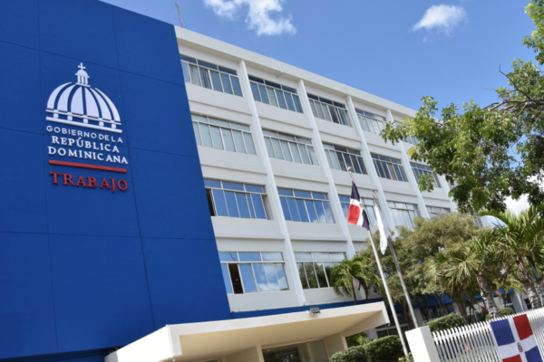 CNS aprueba aumento salarial del 25 % para trabajadores de zonas francas en RD