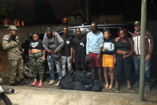 En Navarrete abandonan otra jeepeta con siete haitianos indocumentados