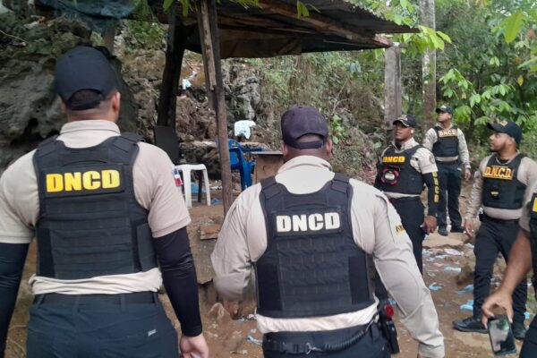 DNCD BUSCA A “EL FLACO” ENFRENTÓ A TIROS AGENTES EN GASPAR HERNANDEZ; OCUPAN DROGAS Y UNA ESCOPETA