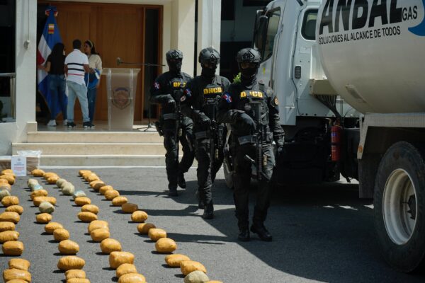 CESFRONT Y DNCD CONFISCAN UN CARGAMENTO DE CASI 5,000 LIBRAS DE MARIHUANA CAMUFLADOS EN CAMIÓN TANQUERO