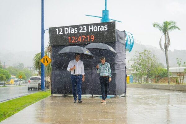 Ministro de Turismo David Collado supervisa, bajo la lluvia, etapa final del malecón de Samaná
