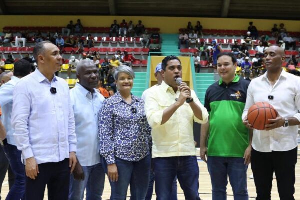Ministro Kelvin Cruz inaugura remozado multiuso Rolando Ramírez en SPM