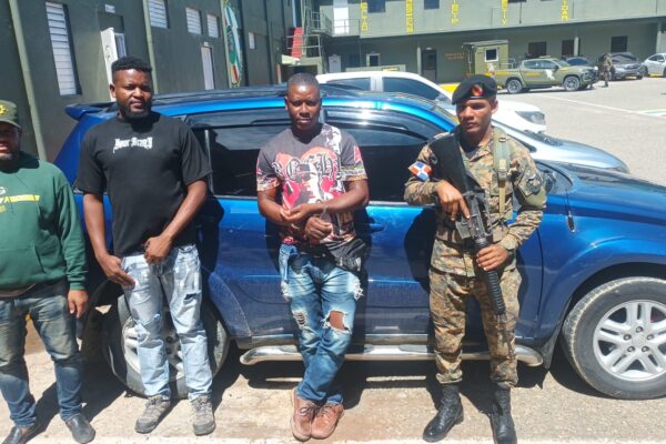 Arrestan sargento y raso del ERD con inmigrantes indocumentados en San Juan de la Maguana