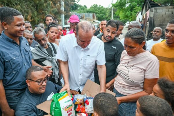 Alcalde de Santiago lleva ayuda a familias afectadas tras incendios en Rafey y Cerro de Papatín